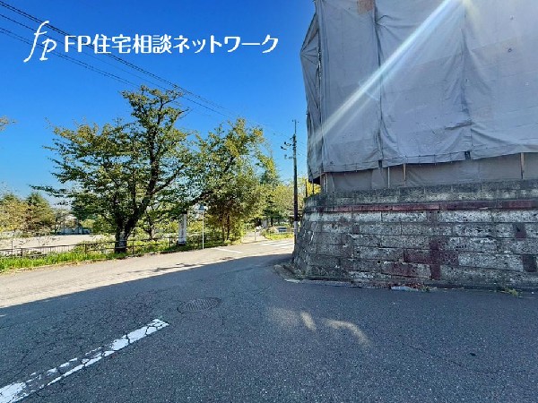 外観:毎日のお散歩も快適な緑に恵まれたエリアは伸び伸びスローライフを叶えてくれます。自然豊富な季節の移ろいを身近に感じられる環境でストレスフリーな生活をお送りください。