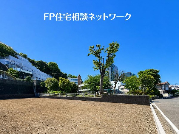 外観:陽当たりと風通しのよさに恵まれた、落ち着きある住環境。利便性と静けさ、そのどちらも大切にしたい方にふさわしい土地です。