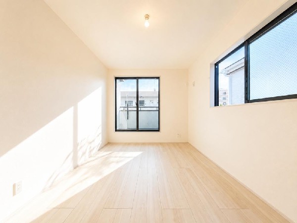 光が沢山取り込める大きな窓。日差しを長時間受ける事が出来る暖かいお部屋です。もちろんペアガラスなので、遮音性に優れ、結露も発生しにくい構造。サッシ周りのカビが発生しにくくなりますね。