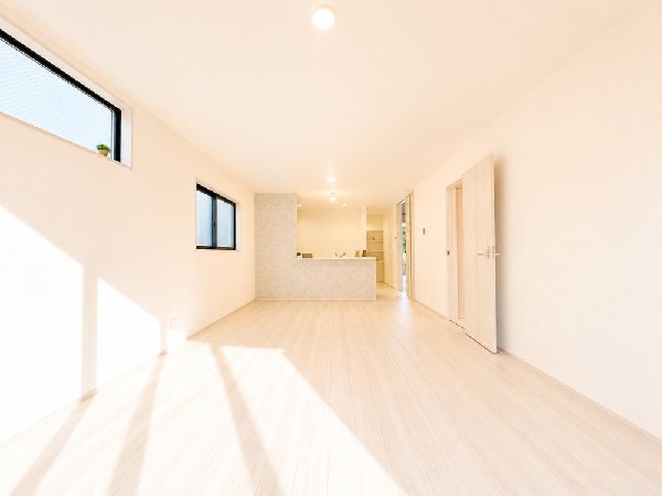 家族と過ごす時間を大切にしたい方にぴったりの明るくゆとりある住空間です。南側の窓からの日差しがリビングの隅々までしっかりと届きます！