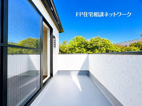 南からの明るい光が差しこむ陽だまりの空間。南に大きく面したバルコニーでお洗濯も干せばあっという間に乾きそうで家事もスムーズにこなせますね！乾いたお洗濯物からは太陽の匂いが感じられる心地よさ。