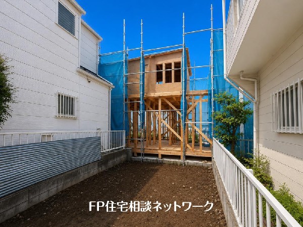 外観:第一種低層住居専用地域の良好な住環境が保たれたエリア。低層の一戸建てを中心とした街並みが整然と続き、周辺は高い建物が建っていないので、採光や開放性に恵まれています。
