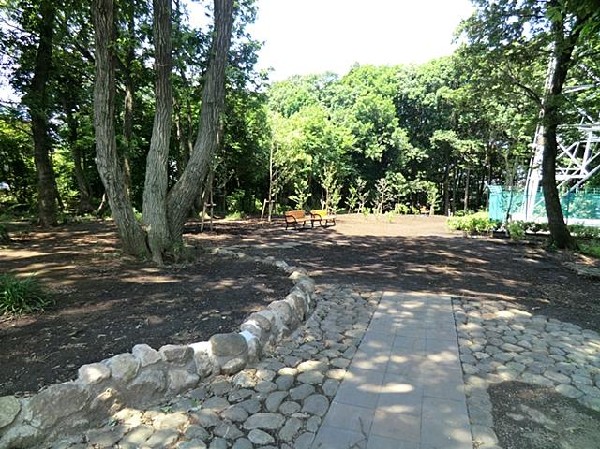 周辺環境:長屋門公園(長屋門公園まで300m)