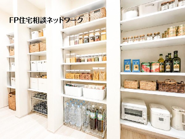 食品ストックから家電収納までスマートに対応♪生活感を抑えながら機能性を高めた、魅せるパントリー空間。（一部AIにて生成しており、実際に現地に家具・家電・小物等はおかれておりません。）