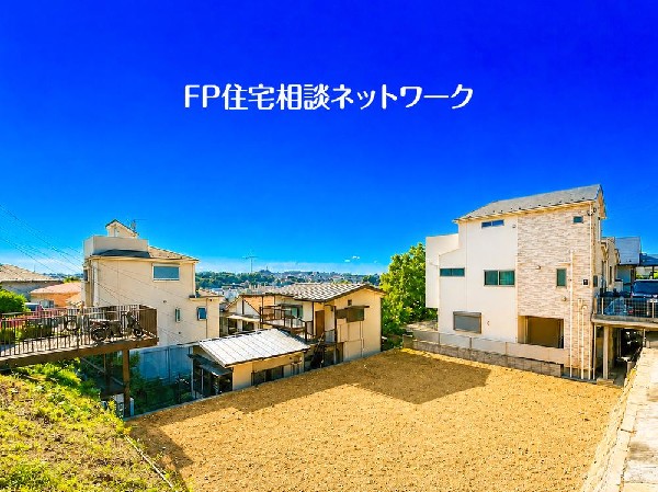 外観:西側隣地との圧迫感が少なく、伸びやかな眺望が魅力です。現地でこの周辺環境:と日当たりの良さを実感して下さい♪