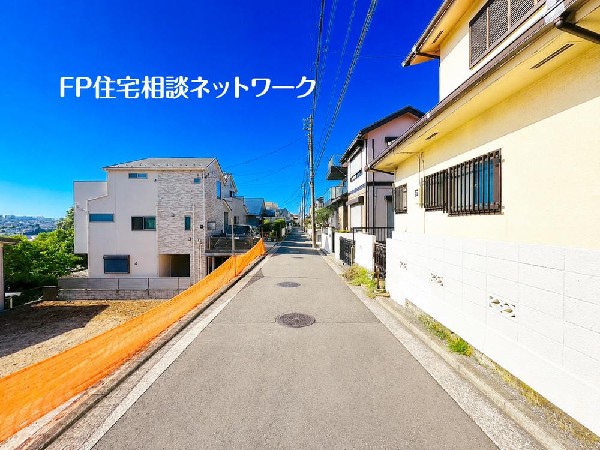 外観:閑静な車通りの車通りの少ない道路。お車の出し入れが苦手なママや小さなお子様にも安心ですね。しっかり舗装もされているので、ベビーカーや自転車で通っても快適に通行できます。