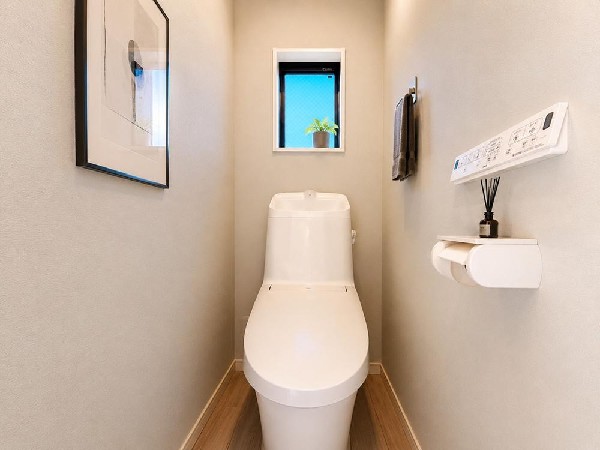 スッキリとしたデザインのトイレは明かり取りの窓からも光が取り込まれ日中は電気を消していてもご使用いただける明るさとなっております。