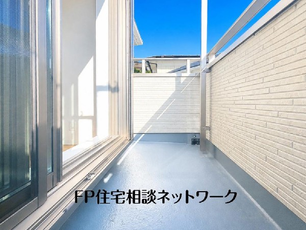 開放的なバルコニーは太陽の温かな温もりをめいっぱい受け止めてくれます。太陽の光と爽やかな風を受けたお洗濯物はあっという間に乾き、取りこむ時には太陽の匂いを感じられそうですね。