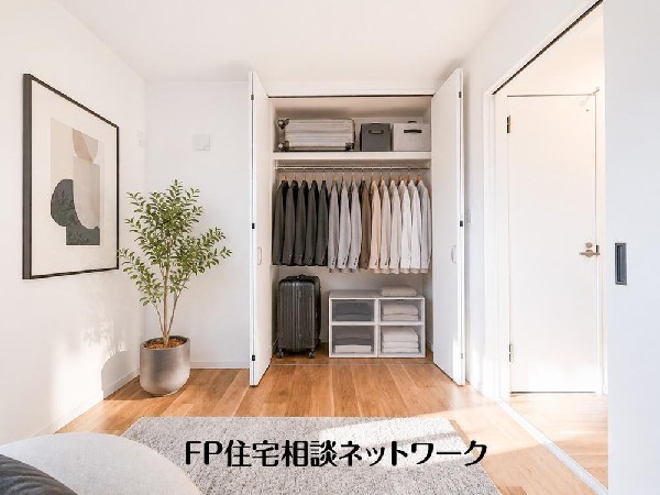 開放感のある2階の居室は日当りもよく日中は明るい日差しが射し込みます。（本画像はCGで作成しており、実際に現地に家具はおかれておりません。また価格に家具は含まれておりません。）