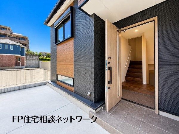 外観:黒を基調に個性を演出。クールな印象の中にあたたかみを感じさせるデザイン。青空を背景に凛と立つスタイリッシュな外観が、住まう人に誇りを与えてくれます。