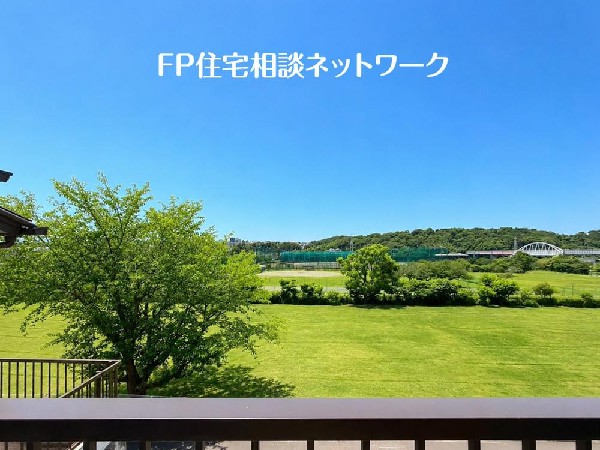 視界いっぱいに広がる開放的な眺望が魅力。晴れた日には遠くまで見渡せる景色が広がり、四季や時間ごとに移ろう風景を楽しみながら、心豊かな暮らしを叶えます。