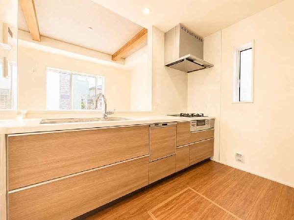 美味しい料理を作りたくなるような気持ちにさせてくれるオープンキッチン。見上げると柔らかなダウンライトが包み込み、彩りを添えます。