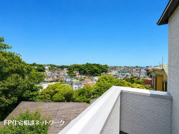 周囲に高い建物のないエリアだから、バルコニーに出れば景色を広く見渡せて解放的です。空を広く感じながら思わず深呼吸したくなります♪
