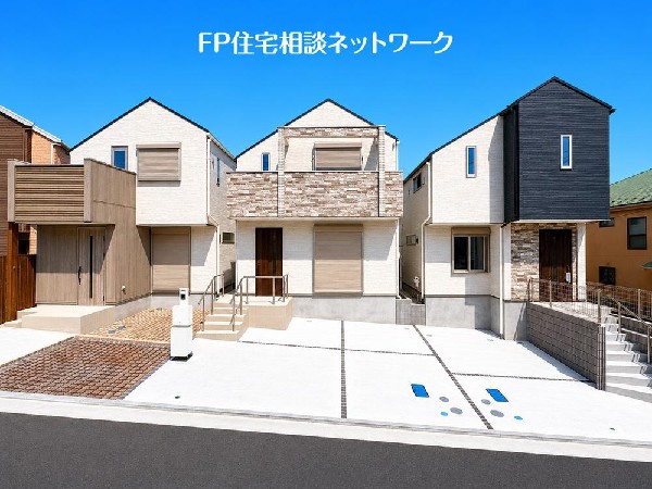 外観:柔らかな風と豊かな緑に包まれた落ち着きある閑静な住宅街に、3棟の邸宅が誕生です♪