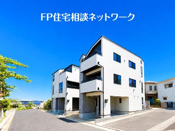 外観:良好な住環境が保たれたエリア。低層の一戸建を中心とした街並みが整然と続き周辺は高い建物が建っておらず、採光や開放性に恵まれ、空が広く緑の多い閑静な趣を感じる環境です。