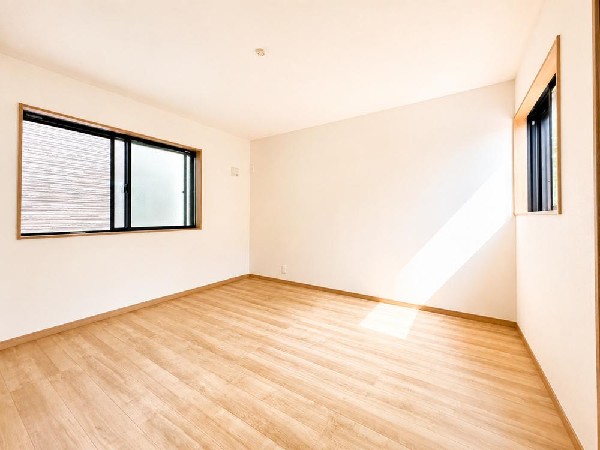 2面採光でお部屋の隅々まで明るい居室。おひさまの光を、爽やかな風をたっぷりと取り込めます。居室内はいつも明るい印象ですので、気持ちの良い朝を迎えられそう。毎日の生活も自然と明るくなりますね。