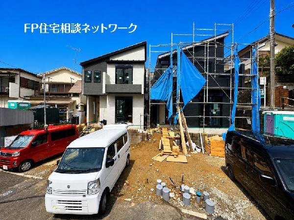 外観:四季を通じて自然と触れ合えるスポットが周辺には盛りだくさん！お散歩やジョギング、週末のご家族での遊びに最適です。目の前に広がる開放感とゆとり、暮らしの夢を育む理想の住まいがここにはあります。