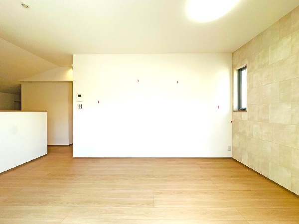 ２階リビング  新しい木の香りと真っ白なクロス。そして優しい家族の笑顔。何時間でもここにいたいと思える快適リビング。