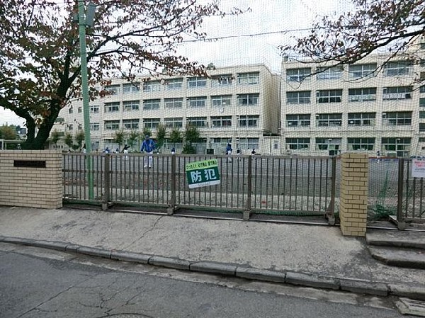 周辺環境:横浜市立師岡小学校(横浜市立師岡小学校まで700m 小学校近く♪お子様も通学も安心です♪)