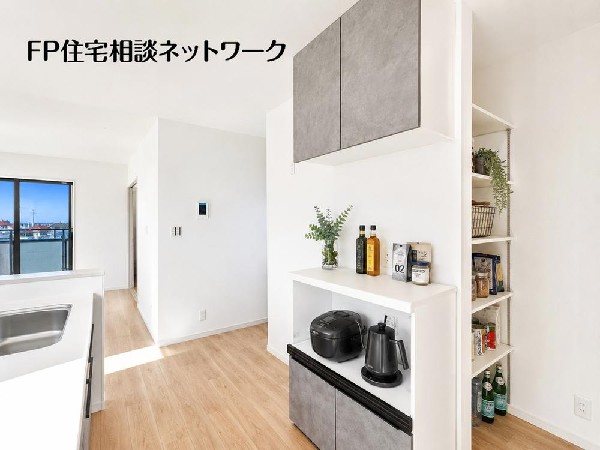 リビングを見渡せるので、テレビを見ながらでも作業ができます。食事前後の配膳、片づけもカウンター越しのやりとりが便利。ご家族も積極的にお手伝いしてくれる環境が自然と整います。