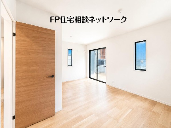 ソファを置いてゆったり寛げる広さのリビングは、ご家族の憩いの場にぴったり！ダイニングテーブルやソファー、ローテーブル等の家具もしっかりと配置できます。