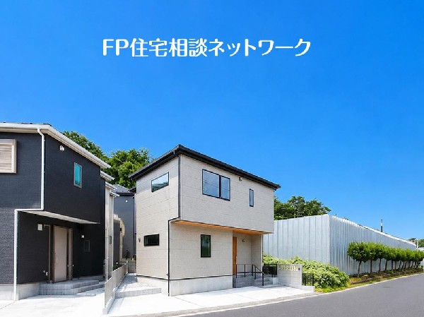 外観:明るい陽光が広がり、風がやさしく通り抜ける現地。落ち着いた街並みとともに、上質で穏やかな日常を育む住まいの舞台となります。