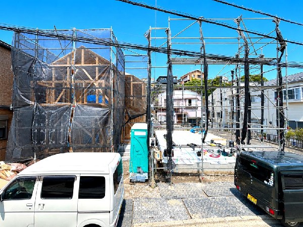 外観:光と風が行わたる開放感あふれる邸宅　春には気持ちの良いそよ風、冬には朝の暖かな光　季節の移り変わりを感じる暮らしを実現