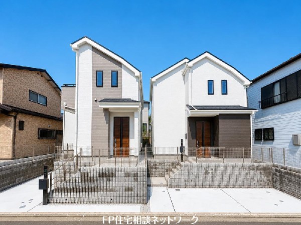 外観:第一種低層住居専用地域の良好な住環境が保たれたエリア。低層の一戸建てを中心とした街並みが整然と続き、周辺は高い建物が建っていないので、採光や開放性に恵まれています。