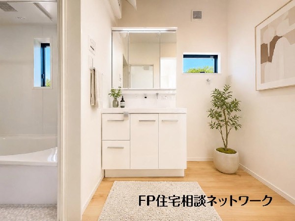 ゆとりのある洗面スペースで、朝の身支度やお掃除・片付けも快適スムーズです。３面鏡で髪のセットやお化粧もストレスなくこなせ、朝から気分良く通勤通学に向かえそうですね！