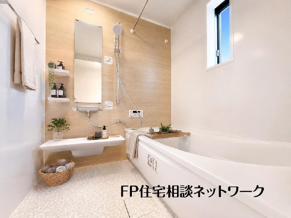 ゆったりとくつろげる広々バス。足までしっかりと伸ばせる浴槽は、心身ともにしっかりと疲れを癒してくれます。お子様とも一緒に浸かれ、ご家族みんなで一緒にバスタイムを楽しめますね♪