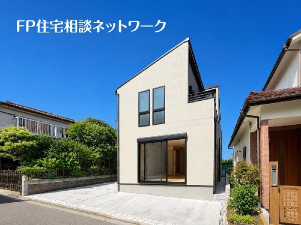 外観:閑静な住宅地に馴染む落ち着いた色合いの外観。長く愛着を持って頂きたいからこそ飽きのこないシンプルな色目に仕上げました。外壁には耐久性・防汚性に優れたサイディング材を使用しております！