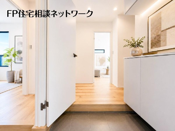 外観:散らかりがちな玄関もスッキリと保てる玄関収納は家の中に入る時一番最初に目に付く場所だから拘りたいですよね！木目調の落ち着いた雰囲気の色目が、家の雰囲気をそのまま表している家の顔です。