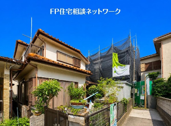 外観:第一種低層住居専用地域の良好な住環境が保たれたエリア。低層の一戸建てを中心とした街並みが整然と続き、周辺は高い建物が建っていないので、採光や開放性に恵まれています。