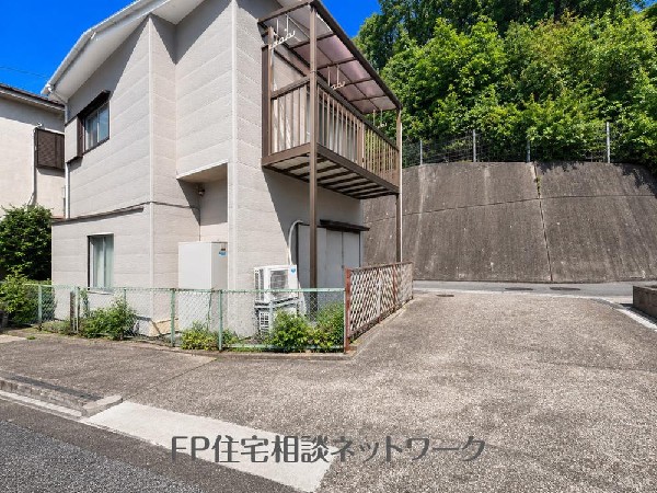 外観:緑に恵まれたエリアで、毎日のお散歩も気持ちよさそうです。自然に包まれた穏やかな暮らしができそうです。