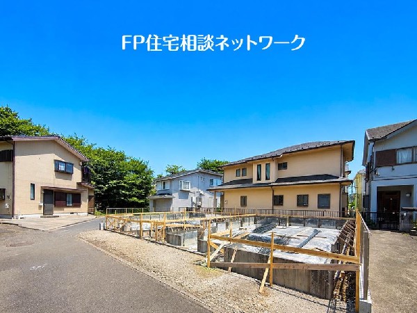 外観:都心への軽やかなアクセスと、閑静な住宅地ならではの落ち着き。利便と安らぎが美しく調和するこの場所に、理想の住まいを思い描けます。