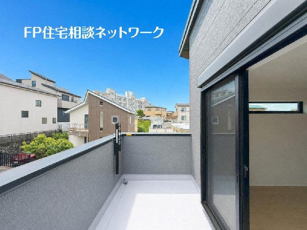 開放的なバルコニーは太陽の温かな温もりをめいっぱい受け止めてくれます。太陽の光と爽やかな風を受けたお洗濯物はあっという間に乾き、取りこむ時には太陽の匂いを感じられそうですね。