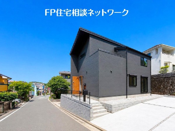 外観:深く豊かな緑と爽快な青い空を感じるまさに横浜に暮らす心地よさを存分に堪能いただける邸宅です。グレードの高い設備仕様が標準装備のデザイン住宅で快適で便利な生活をお送り頂けます。