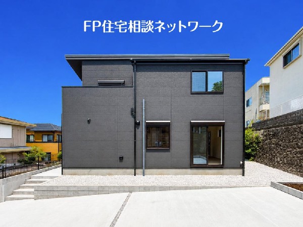 外観:四季を通じて自然と触れ合えるスポットが周辺には盛りだくさん！お散歩やジョギング、週末のご家族での遊びに最適です。目の前に広がる開放感とゆとり、暮らしの夢を育む理想の住まいがここにはあります。