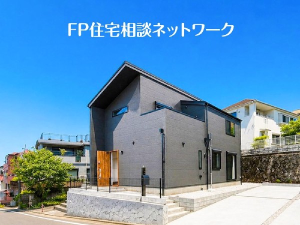 外観:閑静な住宅地に馴染む落ち着いた色合いの外観。長く愛着を持って頂きたいからこそ飽きのこないシンプルな色目に仕上げました。外壁には耐久性・防汚性に優れたサイディング材を使用しております！