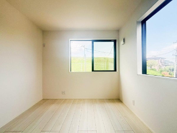 日差しを長時間受ける事が出来る暖かいお部屋です。もちろんペアガラスなので、遮音性にも優れ結露も発生しにくい構造。サッシ周りのカビが発生しにくくなりますね。