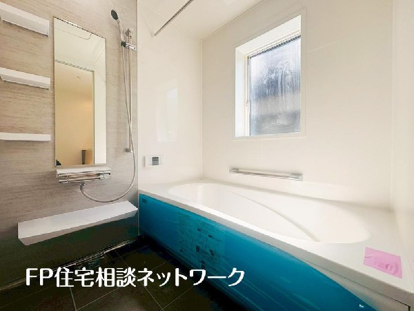 ゆったりとくつろげる広々バス。足までしっかりと伸ばせる浴槽は、心身ともにしっかりと疲れを癒してくれます。お子様とも一緒に浸かれ、ご家族みんなで一緒にバスタイムを楽しめますね♪
