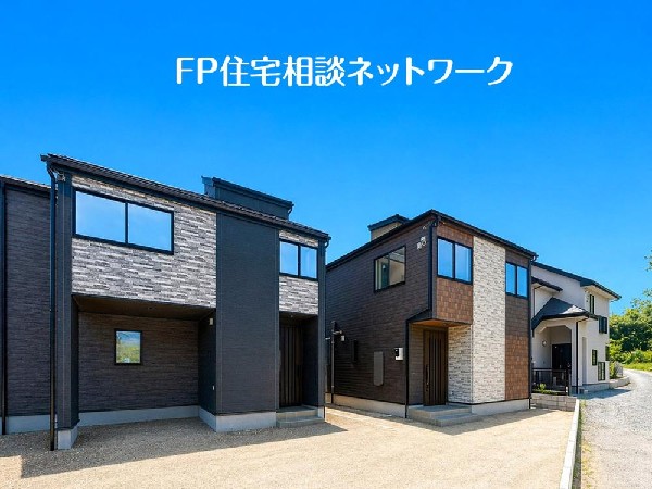 外観:四季を通じて自然と触れ合えるスポットが周辺には盛りだくさん！お散歩やジョギング、週末のご家族での遊びに最適です。目の前に広がる開放感とゆとり、暮らしの夢を育む理想の住まいがここにはあります。