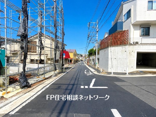 外観:前面道路は、住宅地のため車通りが少なく、静かな環境です。バス停も徒歩5分のところにあるので、坂道もあまり気にすることなく生活することができる住環境ではないでしょうか！