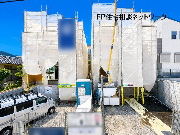外観:四季を通じて自然と触れ合えるスポットが周辺には盛りだくさん！お散歩やジョギング、週末のご家族での遊びに最適です。目の前に広がる開放感とゆとり、暮らしの夢を育む理想の住まいがここにはあります。
