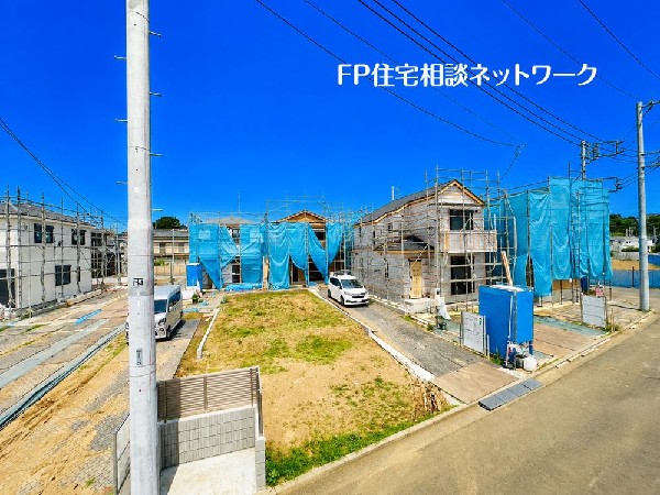 外観:四季を通じて自然と触れ合えるスポットが周辺には盛りだくさん！お散歩やジョギング、週末のご家族での遊びに最適です。目の前に広がる開放感とゆとり、暮らしの夢を育む理想の住まいがここにはあります。