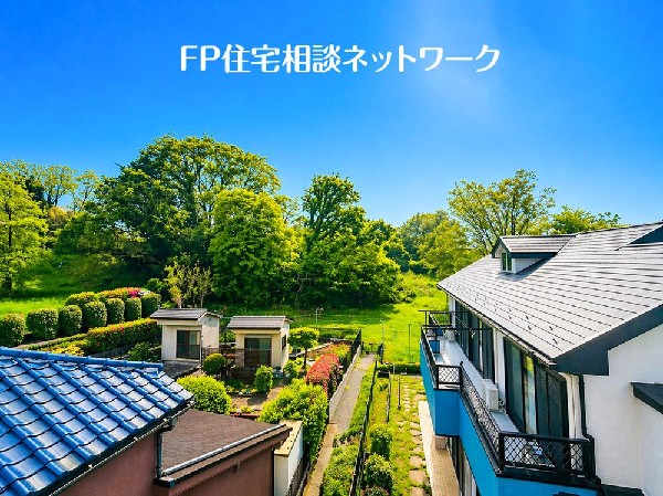 青空と緑が広がる開放感あふれる高台の住まい。四季の移ろいを身近に感じながら、静けさと陽光に包まれる贅沢な日常をここで叶える眺望です。心ほどける毎日へ。都市の喧騒を忘れる理想のロケーション。