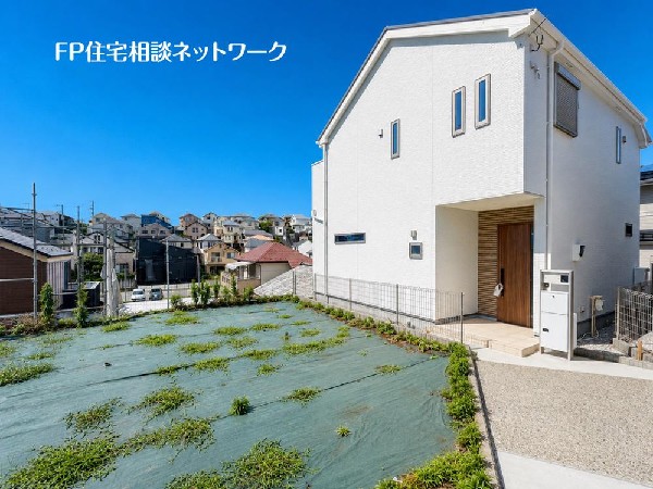 外観:第一種低層住居専用地域の良好な住環境が保たれたエリア。低層の一戸建てを中心とした街並みが整然と続き、周辺は高い建物が建っていないので、採光や開放性に恵まれています♪