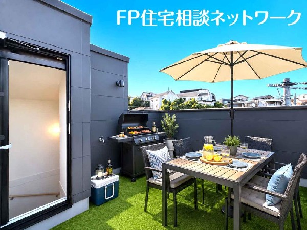 広いバルコニーで家族や友人とBBQでもやりましょう♪  ※家具や家電、置物はAIによるイメージ画像です。本物件には付帯しません。