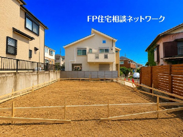 外観:四季を通じて自然と触れ合えるスポットが周辺には盛りだくさん！お散歩やジョギング、週末のご家族での遊びに最適です。目の前に広がる開放感とゆとり、暮らしの夢を育む理想の住まいがここにはあります。