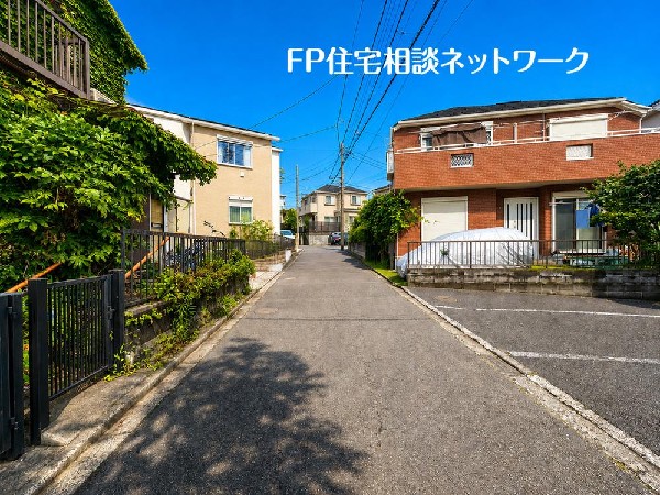 外観:閑静な車通りの少ない道路。お車の出し入れが苦手なママや小さなお子様にも安心ですね。車のすれ違いも問題なくできるので、ストレスなく運転できます！